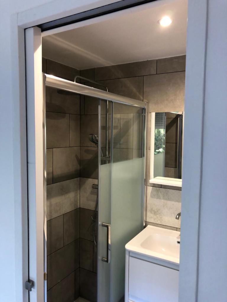 Chambre Avec Salle D'Eau Privee Dans Appartement Partage 200 M Du Tram Montpellier Zimmer foto
